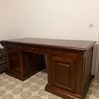 Massaiccio tavolo in legno