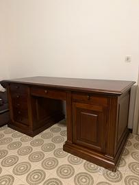 Massaiccio tavolo in legno