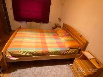 Letto matrimoniale e comodini