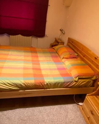 Letto matrimoniale e comodini