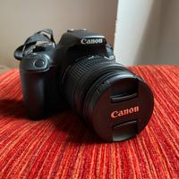 Canon EOS 1300D con custodia e scheda SD