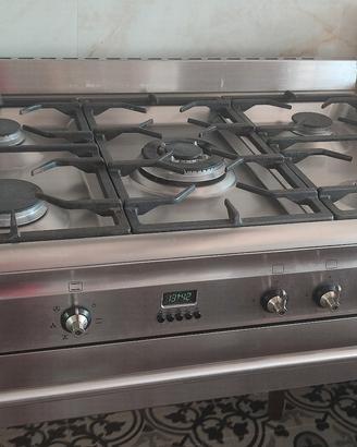 cucina a gas con forno elettrico.