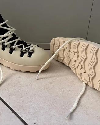 Scarpe marca Native color beige numero 40 nuove