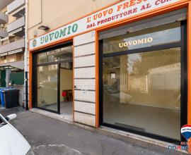 Locale comm. con 2 vetrine zona Viale M. Rapisardi