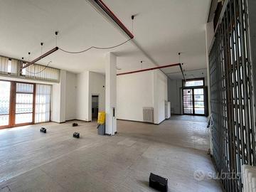 Locale 120mq Piano Terra - Vetrine - Box - Cantine