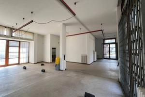 Locale 120mq Piano Terra - Vetrine - Box - Cantine