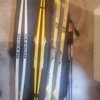 Coppia sci da fondo e discesa e bastoncini