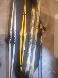 Coppia sci da fondo e discesa e bastoncini