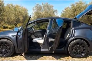 Tesla model Y  dual motor