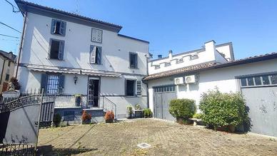 Casa indipendente di 280 m² con più di 5 locali a 