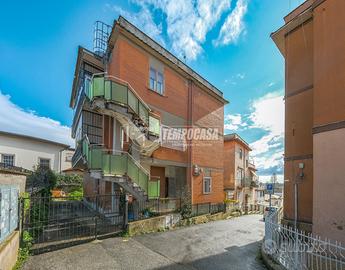 TOMBA DI NERONE - QUADRILOCALE CON BALCONI IN PALA