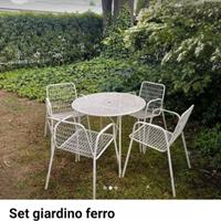 Tavolino in  ferro  con quattro sedie 