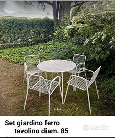 Tavolino in  ferro  con quattro sedie 