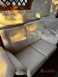 Set divano con due poltrone e tavolino