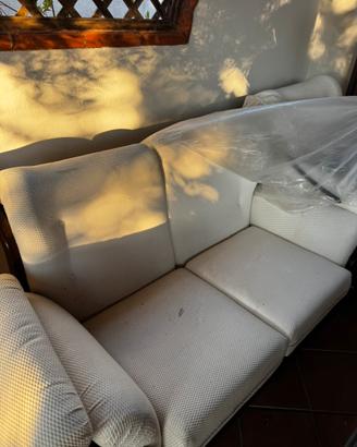 Set divano con due poltrone e tavolino