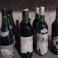Collezione di antiche bottiglie di vino 