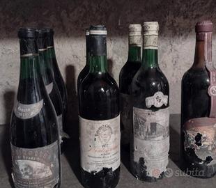 Collezione di antiche bottiglie di vino 