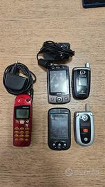 Gruppo di 5 telefoni vintage per esposizione 