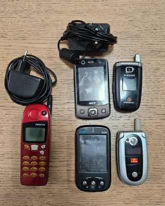 Gruppo di 5 telefoni vintage per esposizione 