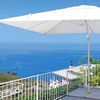 Villa bifamiliare ristrutturata con vista mare