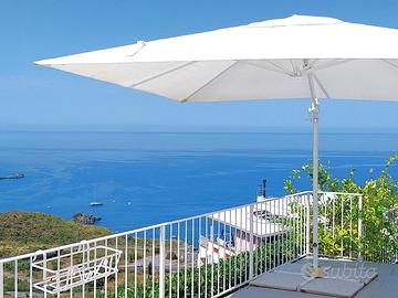 Villa bifamiliare ristrutturata con vista mare