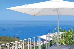 Villa bifamiliare ristrutturata con vista mare