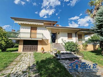 VILLA SINGOLA CON AMPIO GARDINO A GRADISCA D'ISONZ