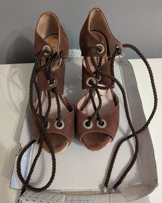 Scarpe com tacco