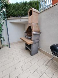 Barbecue da giardino in muratura con griglia