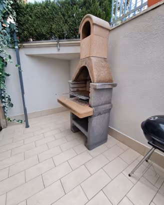 Barbecue da giardino in muratura con griglia