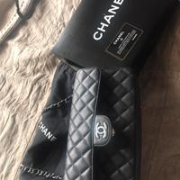 Borsa Chanel in vitello nero tenuta molto