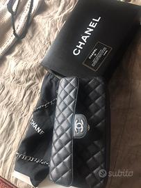 Borsa Chanel in vitello nero tenuta molto