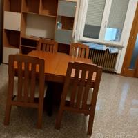 Sala con tavolo e sedie