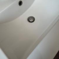 Mobile bagno con colonna laterale e lavabo