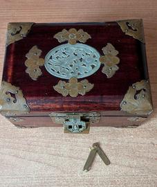 Portagioielli vintage in legno con intaglio