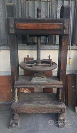Antica pressa in noce