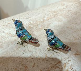 Coppia di micro uccellini in ottone cloisonné