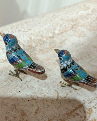 Coppia di micro uccellini in ottone cloisonné