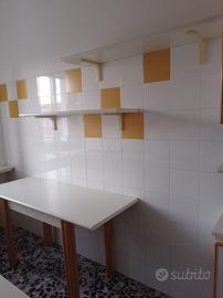 Tavolo e mensole cucina