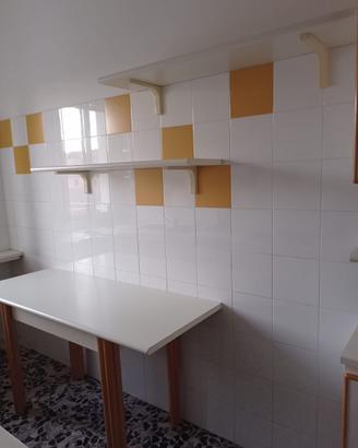 Tavolo e mensole cucina