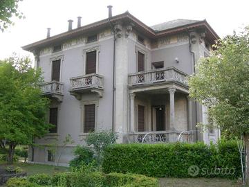 Villa di 350 m² con più di 5 locali e box auto dop