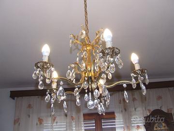 Elegante lampadario vintage con cristalli a goccia