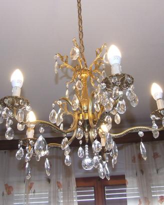 Elegante lampadario vintage con cristalli a goccia