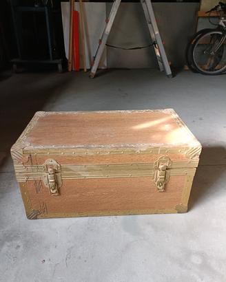 Baule cassapanca in legno e ottone con interno in 