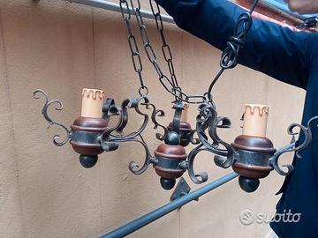 Lampadario in legno e ferro battuto country