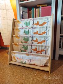 Libreria montessoriana in legno e stoffa