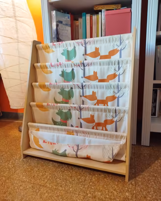 Libreria montessoriana in legno e stoffa