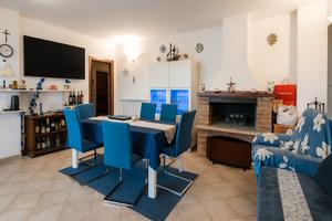Appartamento con terrazzi e giardino