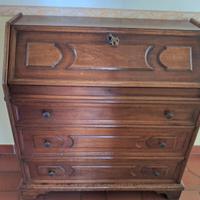 Piccolo scrittoio con antina a ribalta