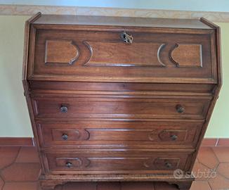 Piccolo scrittoio con antina a ribalta